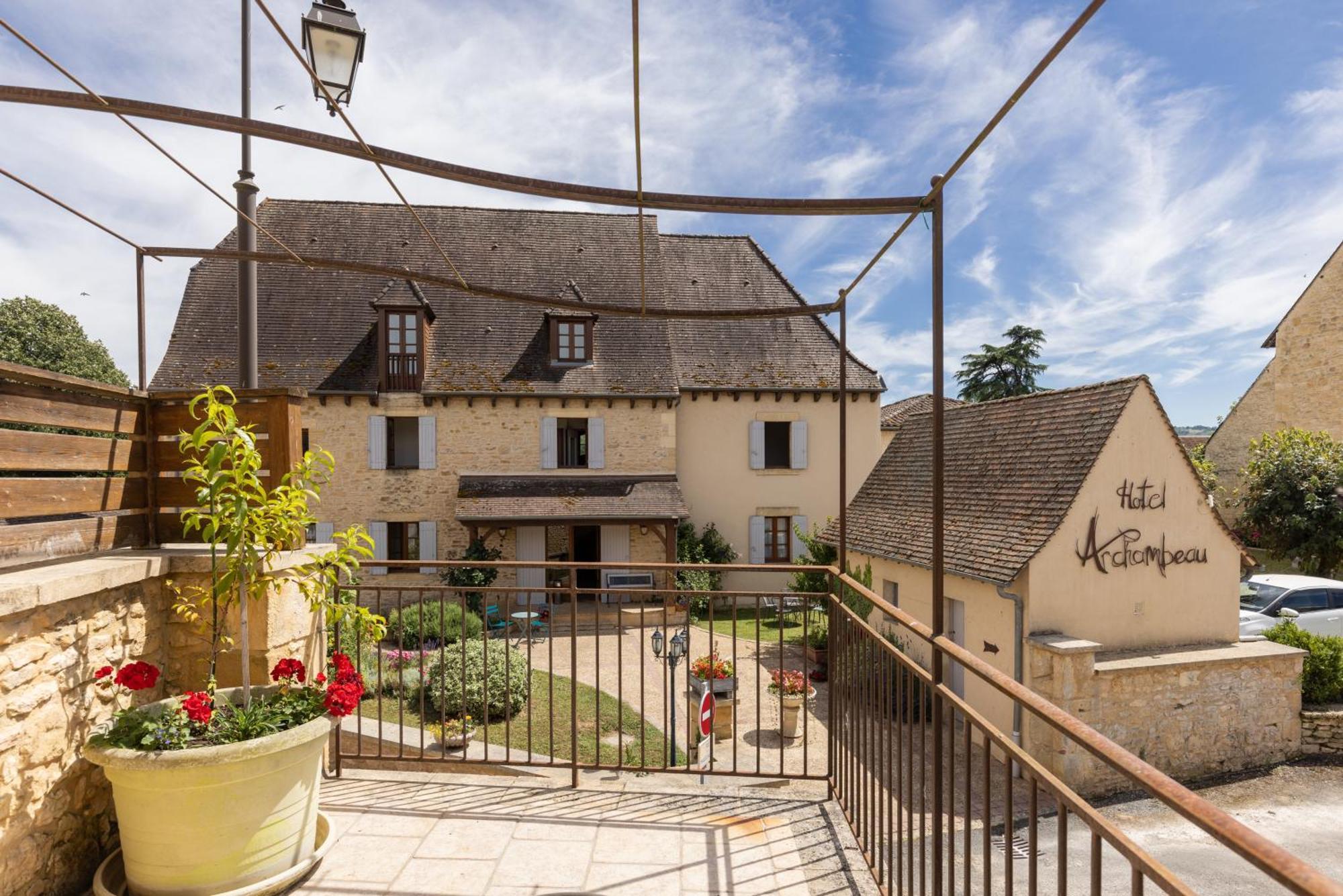 Logis Hotel Archambeau Thonac Exterior foto